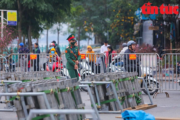 Lực lượng quân đội tuần tra, canh gác 24/24 tại địa điểm trận địa pháo này.