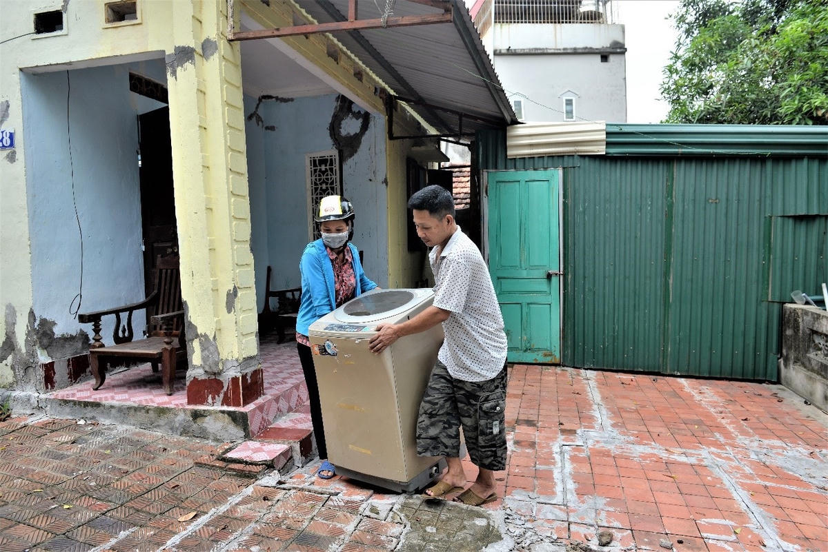 Tranh thủ lúc cơn bão số 3 chưa ập tới, vợ chồng bà Liên gấp rút thu dọn nốt những đồ sinh hoạt của gia đình để di dời đến nơi an toàn.