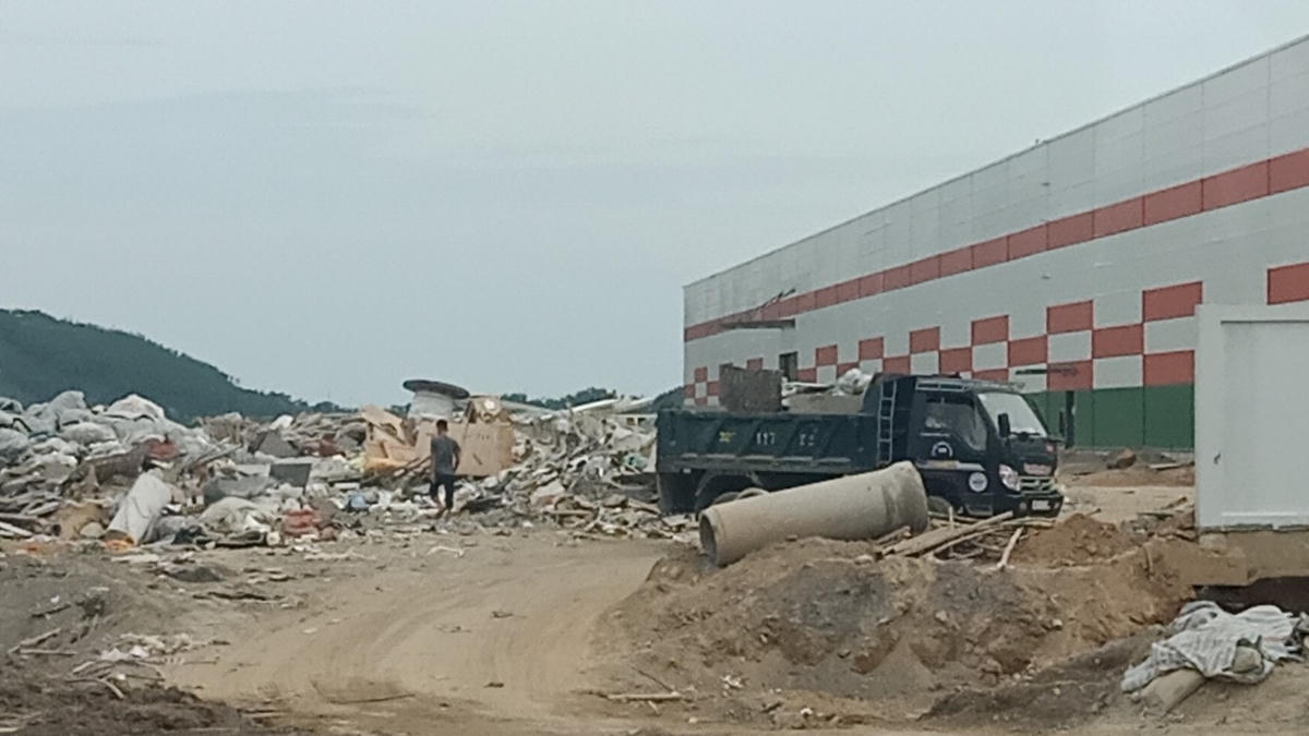 Rác thải rắn xây dựng ùn ứ tại công trường. Ảnh chụp ngày 3/6/2022.