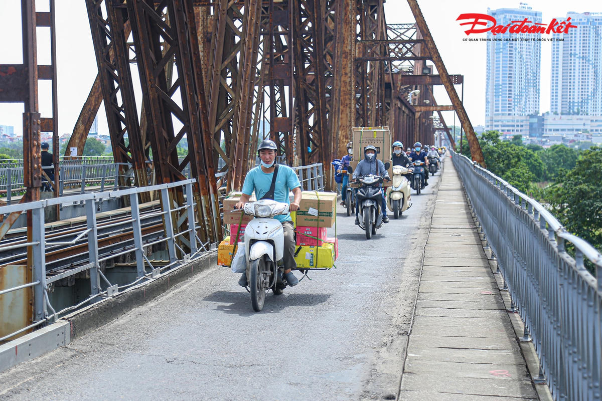 Cô Nguyễn Thị Thu trú tại Long Biên, Hà Nội chia sẻ, dù cầu Long Biên đã 2 lần bị sập tấm đan nhưng chẳng ai mảy may đến mức độ nguy hiểm của cây cầu này gây ra. Vào mỗi buổi chiều người dân thường xuyên di chuyển tới cây cầu này để hóng mát, chụp ảnh.