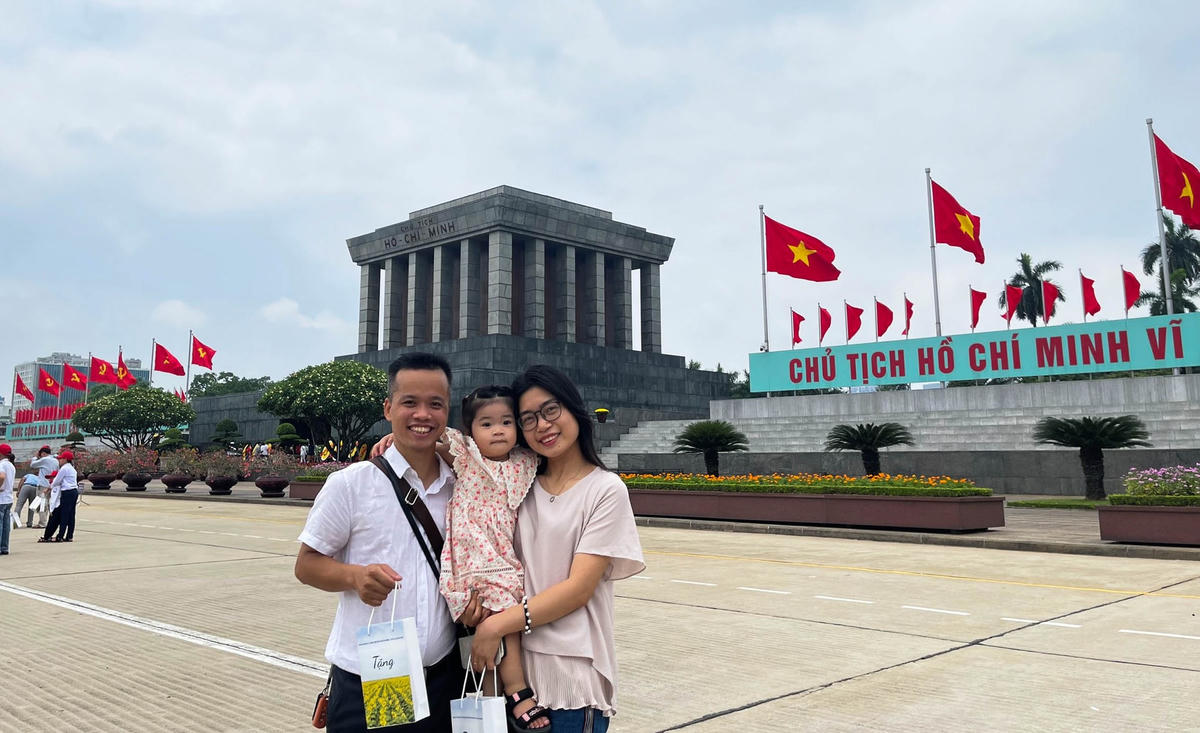 Chị Thanh Ngân (Bắc Ninh) chia sẻ: ‘'Mặc dù nhà ở xa nhưng hôm nay mình vẫn tranh thủ  cùng gia đình đến thăm Lăng Bác từ sáng sớm. Hôm nay cũng là sinh nhật con gái nhỏ của mình, mình muốn ngay từ bé con sẽ tự ý thức về cội nguồn cũng như được truyền thêm niềm tự hào dân tộc từ bố mẹ".