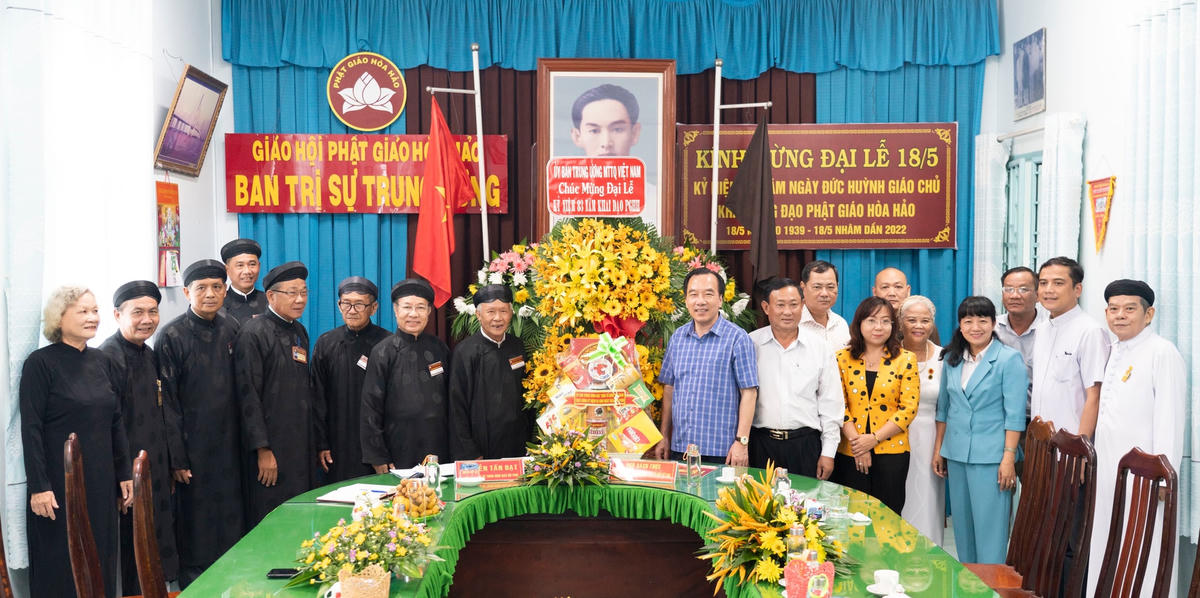 Ban Trị sự Trung ương Giáo hội Phật giáo Hòa Hảo chụp ảnh lưu niệm cùng Phó Chủ tịch UBTƯ MTTQ Việt Nam Ngô Sách Thực và đoàn. 