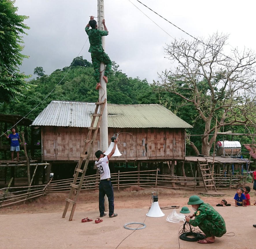 Cán bộ, chiến sĩ Đồn Biên phòng Cồn Roàng lắp đặt “Tiếng loa bản xa”.