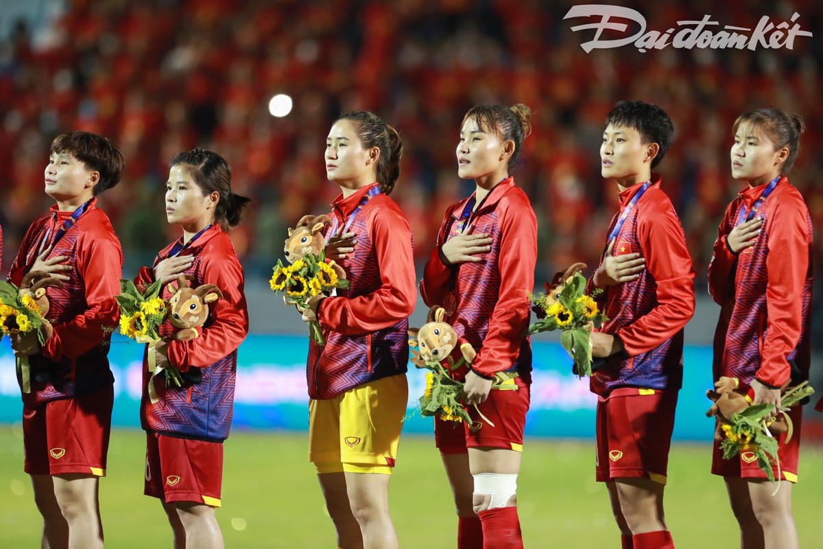 [ẢNH] Các nữ tuyển thủ tự hào nhận Huy chương Vàng SEA Games 31