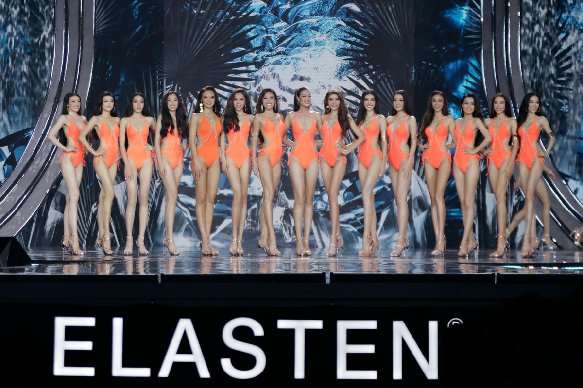 Top 15 thí sinh Miss Grand trình diễn trang phục áo tắm.