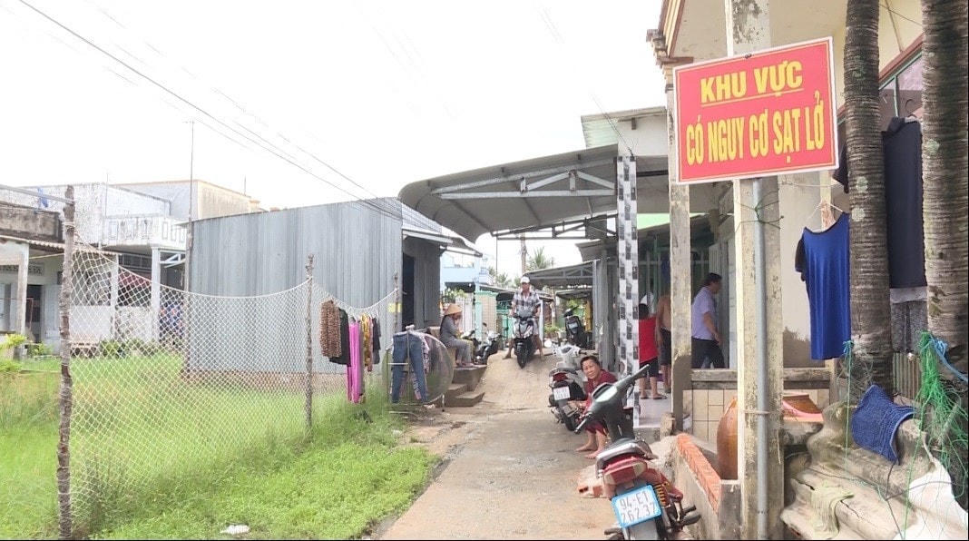 Chính quyền địa phương khẩn trương cắm biển cảnh báo tại khu vực sạt lở và có nguy cơ sạt lở.