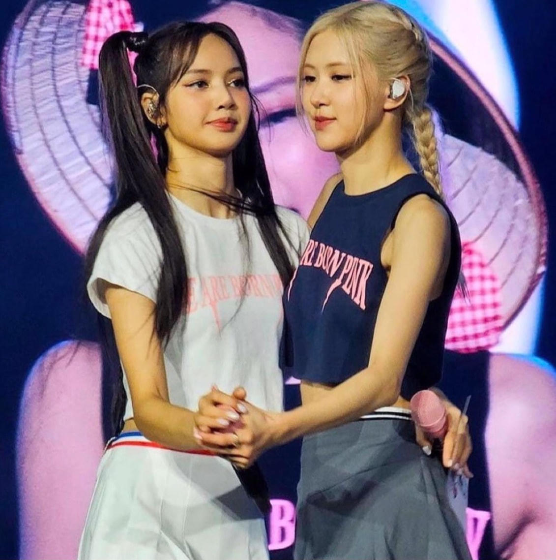 Lisa và Rosé trên sân khấu Hà Nội, tối 29/7. Ảnh: Blackpink Nations.  