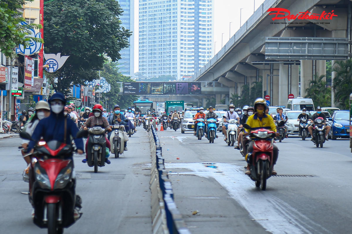 Cả 2 chiều đường Nguyễn Trãi được tổ chức phân làn phương tiện theo hướng 2 làn sát vỉa hè: Xe máy - xe thô sơ - xe buýt được phép hoạt động. Cùng với 3 - 4 làn sát dải phân cách, xe ô tô được phép hoạt động. Điều chỉnh phân làn phương tiện bằng dải phân cách cứng (mũi tên phản quang, trụ chống va xô (bằng xốp), hàng rào di động...) kết hợp điều chỉnh hệ thống biển báo, sơn kẻ. Thời gian phân luồng giao thông thí điểm từ ngày 6/8/2022 đến ngày 6/9/2022.