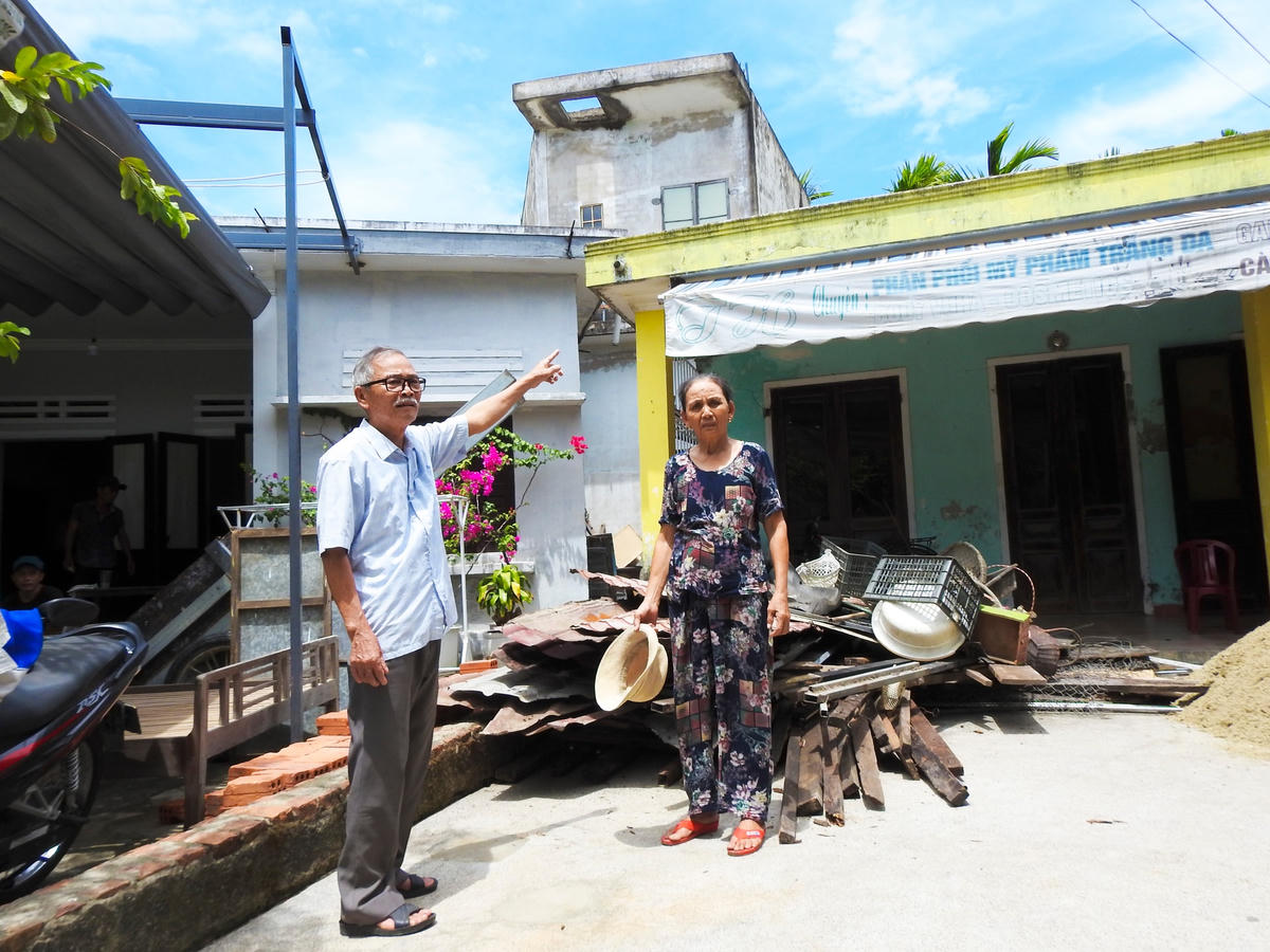 Bà Phan Thị Chinh (phải) và ngôi nhà xuống cấp do vướng quy hoạch treo.