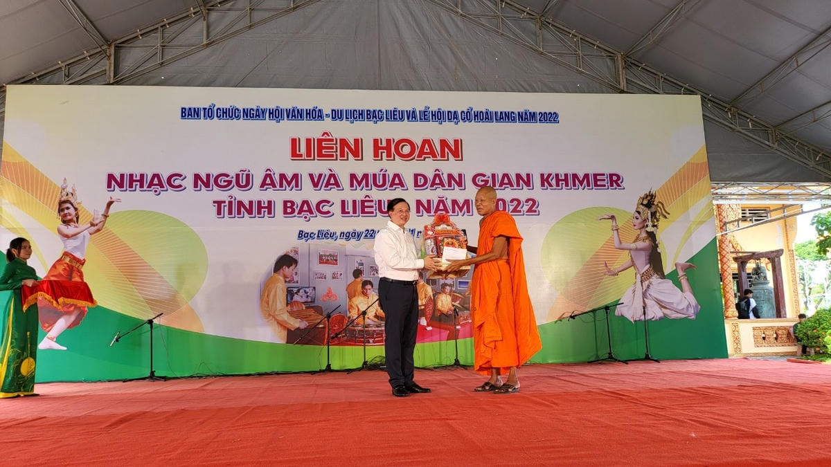 Thứ trưởng Bộ Văn hóa, Thể thao và Du lịch Tạ Quang Đông tặng quà cho Thượng toạ Dương Quân - Trụ trì chùa Xiêm Cán.