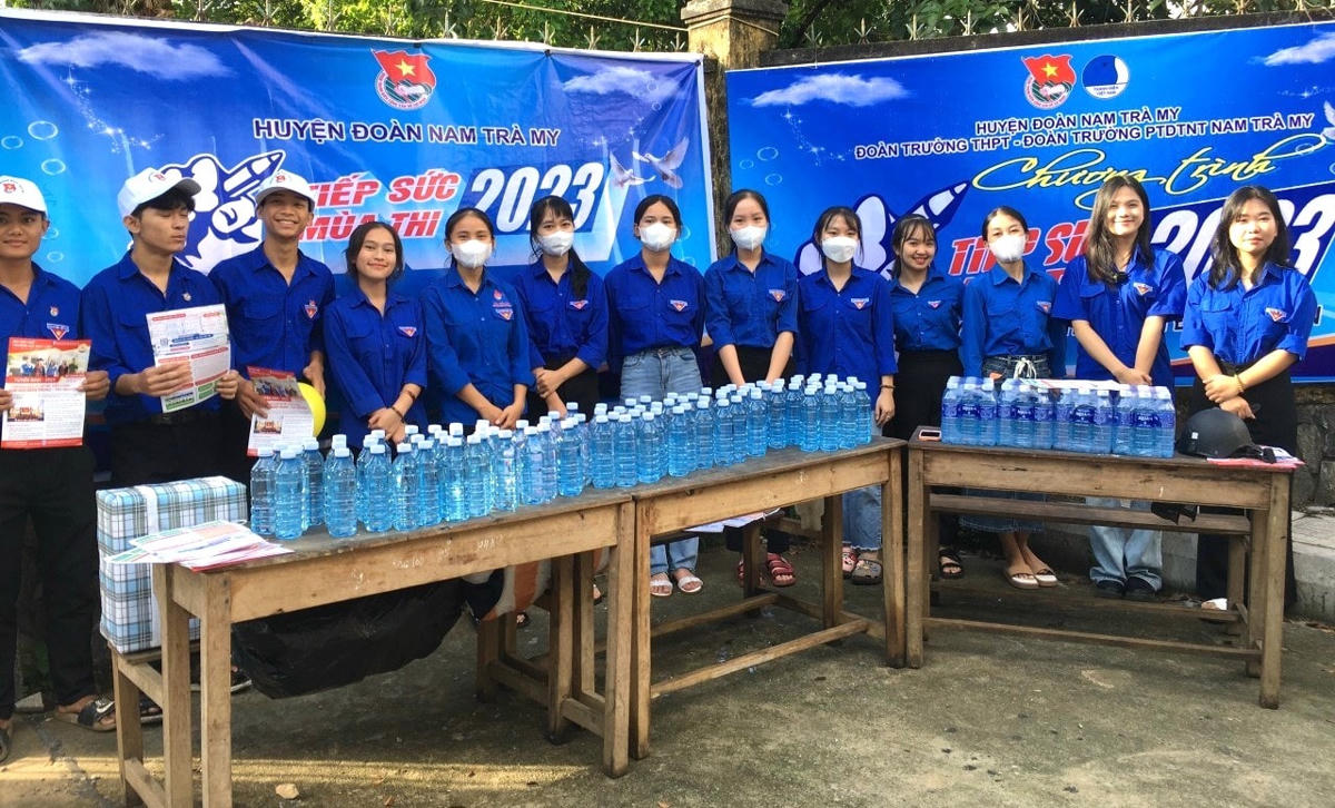 Đoàn viên huyện Nam Trà My tiếp sức thí sinh thi tốt nghiệp.