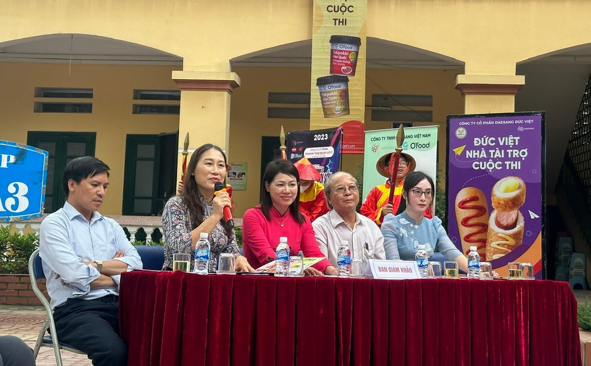 Ban giám khảo đặt câu hỏi cho các thí sinh.