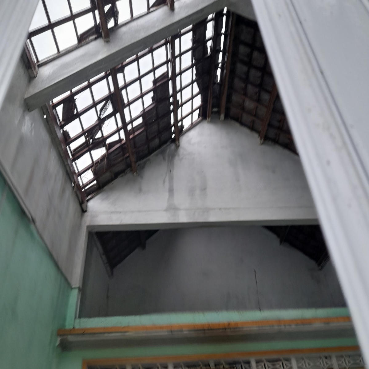 Nhà tốc mái và bị bể ngói.