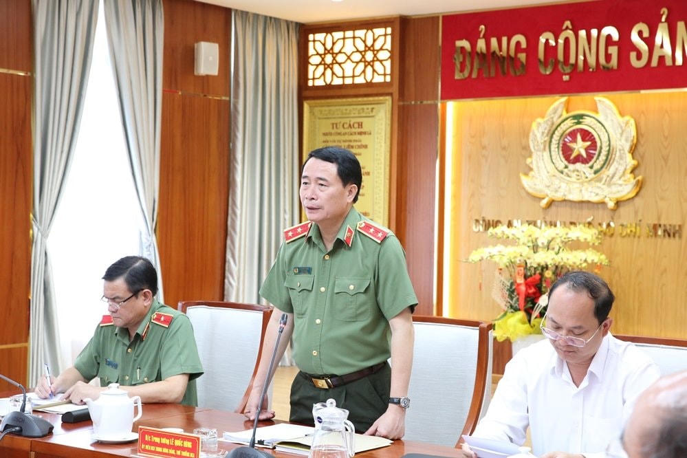 Thứ trưởng Bộ Công an - Trung tướng Lê Quốc Hùng phát biểu chỉ đạo tại buổi làm việc với Công an TP HCM. (Ảnh: T.Lữ).