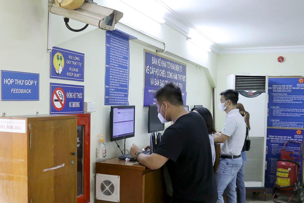 Khai tờ khai làm thủ tục lãnh sự tại Cục Lãnh sự.