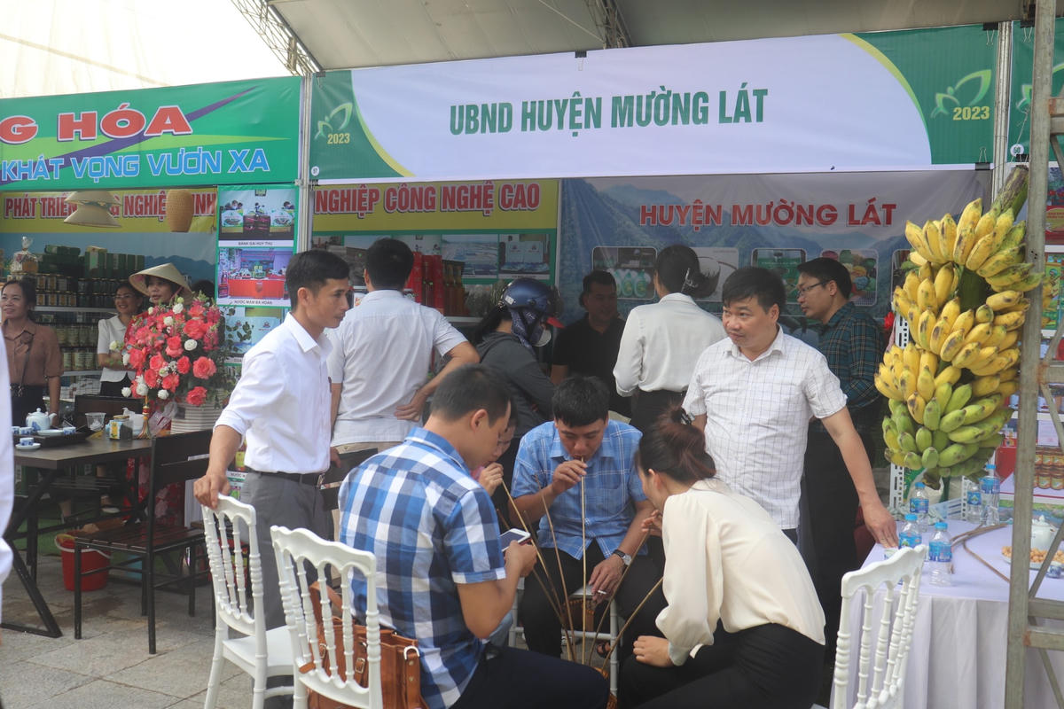 Theo UBND tỉnh Thanh Hóa, sự kiện này là dịp để bà con nông dân, các HTX, doanh nghiệp, các địa phương trong và ngoài tỉnh có cơ hội giao lưu, quảng bá các sản phẩm nông nghiệp, nông sản thực phẩm an toàn, sản phẩm OCOP, ẩm thực đặc sản vùng, miền của địa phương mình đến với người tiêu dùng. Ảnh: Đình Minh