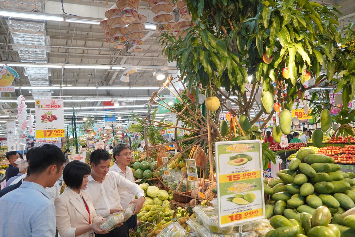 Người tiêu dùng tham quan mua sắm các sản phẩm của Sơn La tại tuần lễ.