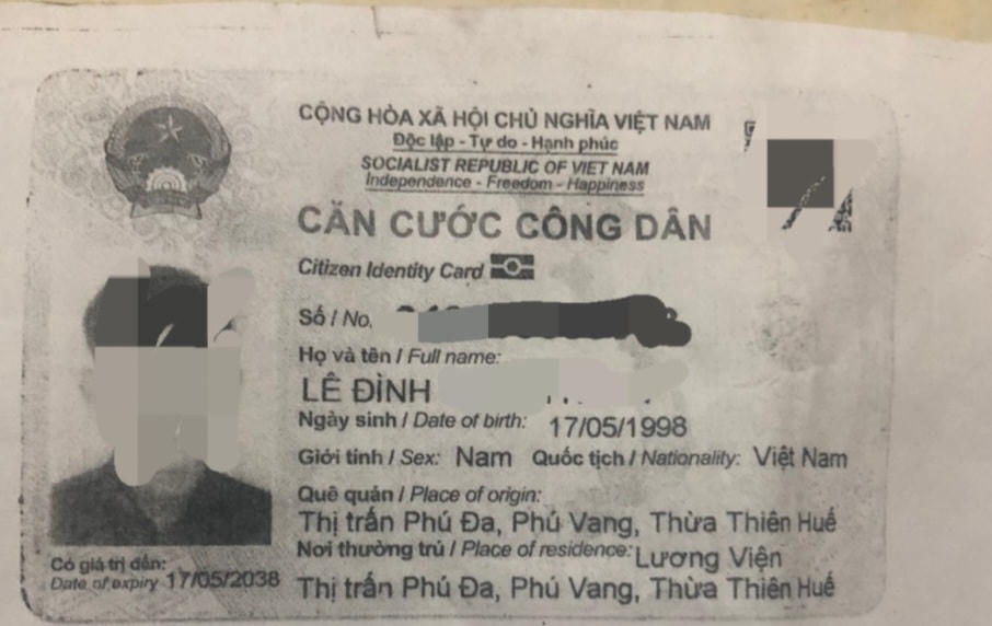 Giấy tờ tùy thân mà lực lượng chức năng phát hiện được khi kiểm tra cốp xe mô tô để trên cầu.