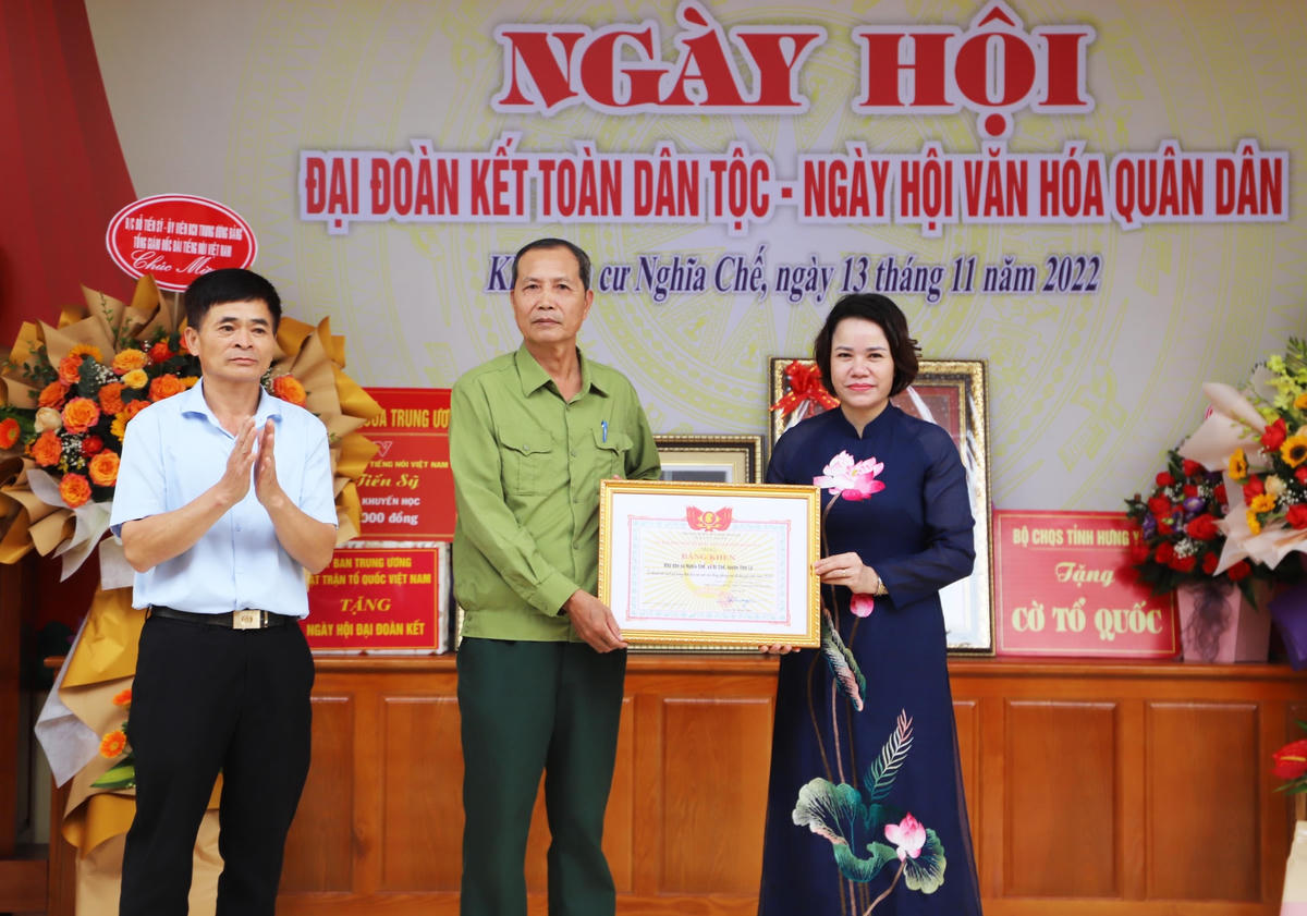Lãnh đạo Ủy ban MTTQ tỉnh Hưng Yên trao Bằng khen cho khu dân cư thôn Nghĩa Chế.