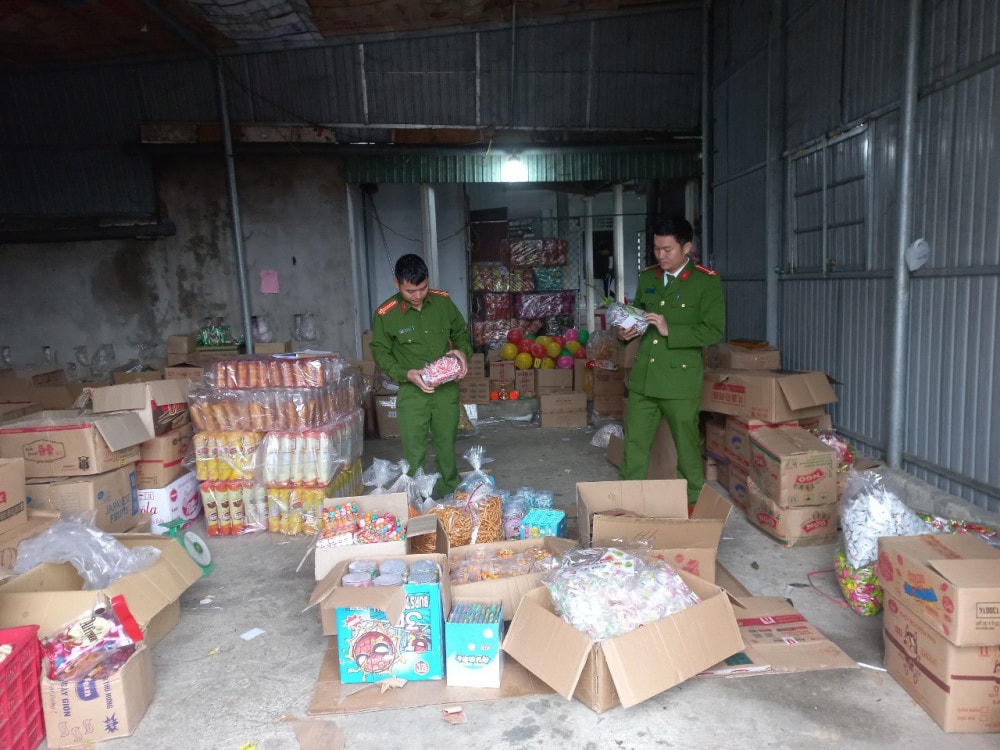 Lực lượng chức năng phát hiện nhiều cơ sở kinh doanh tập kết bánh kẹo không rõ nguồn gốc xuất xứ.