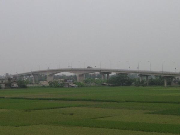 Nằm trong dự án có thêm cầu Lạc Quần mới bên cạnh cầu Lạc Quần hiện có.