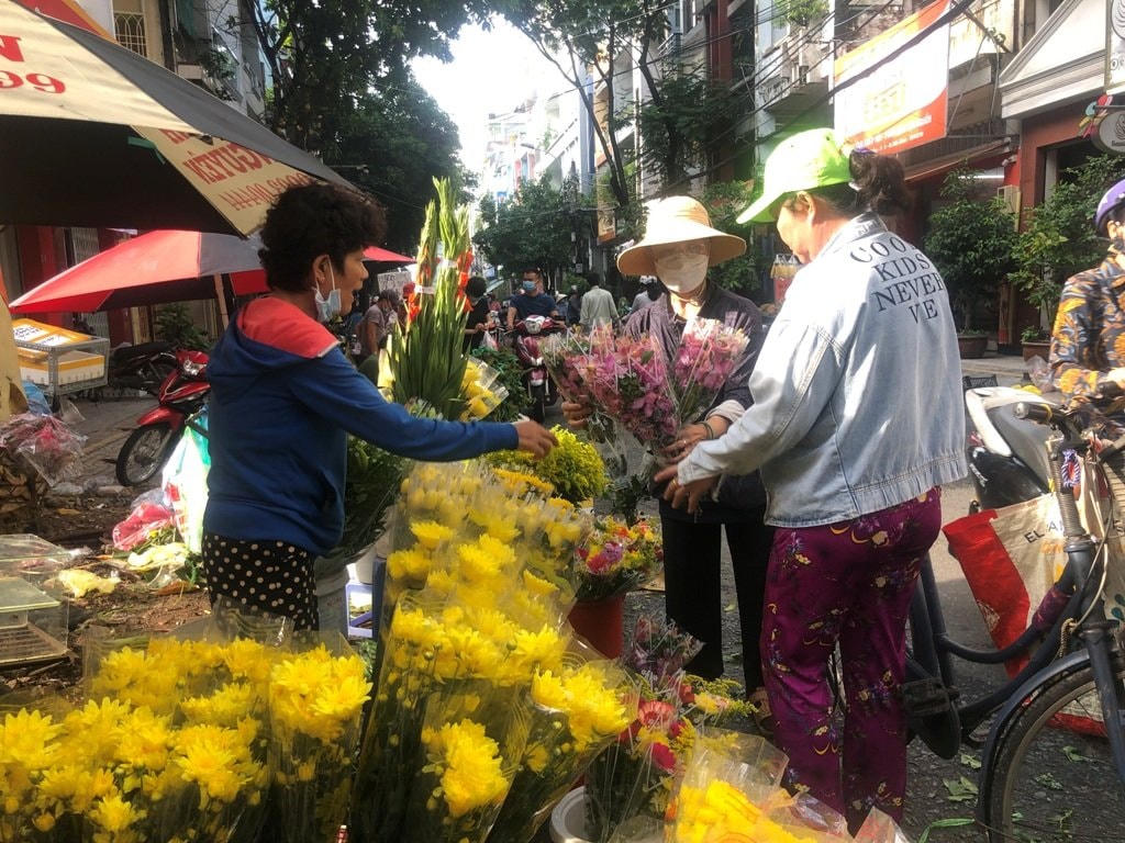 Hoa tươi là một trong những mặt hàng bán chạy trong ngày 