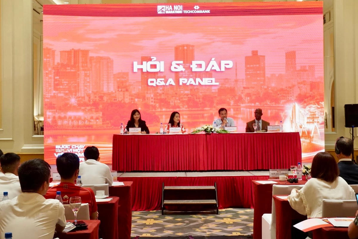 Đại diện Ban tổ chức và các đơn vị đồng hành tại cuộc họp báo giới thiệu về giải chạy sáng 24/8.