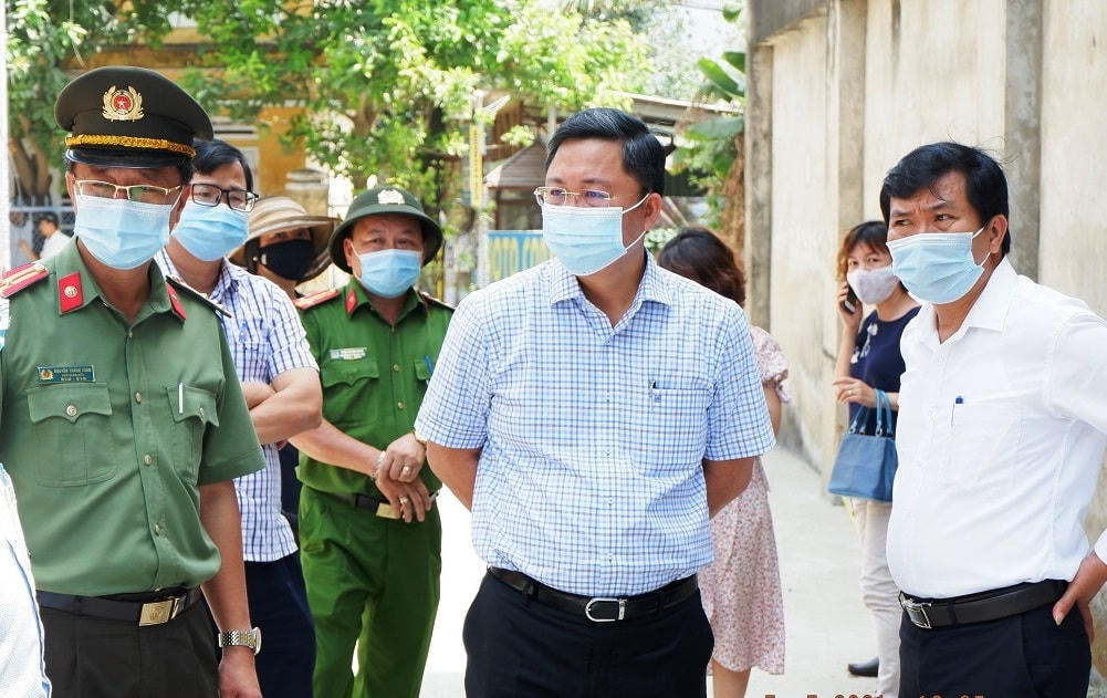 Lãnh đạo tỉnh Quảng Nam trong một chuyến đi kiểm tra công tác chống dịch Covid-19.