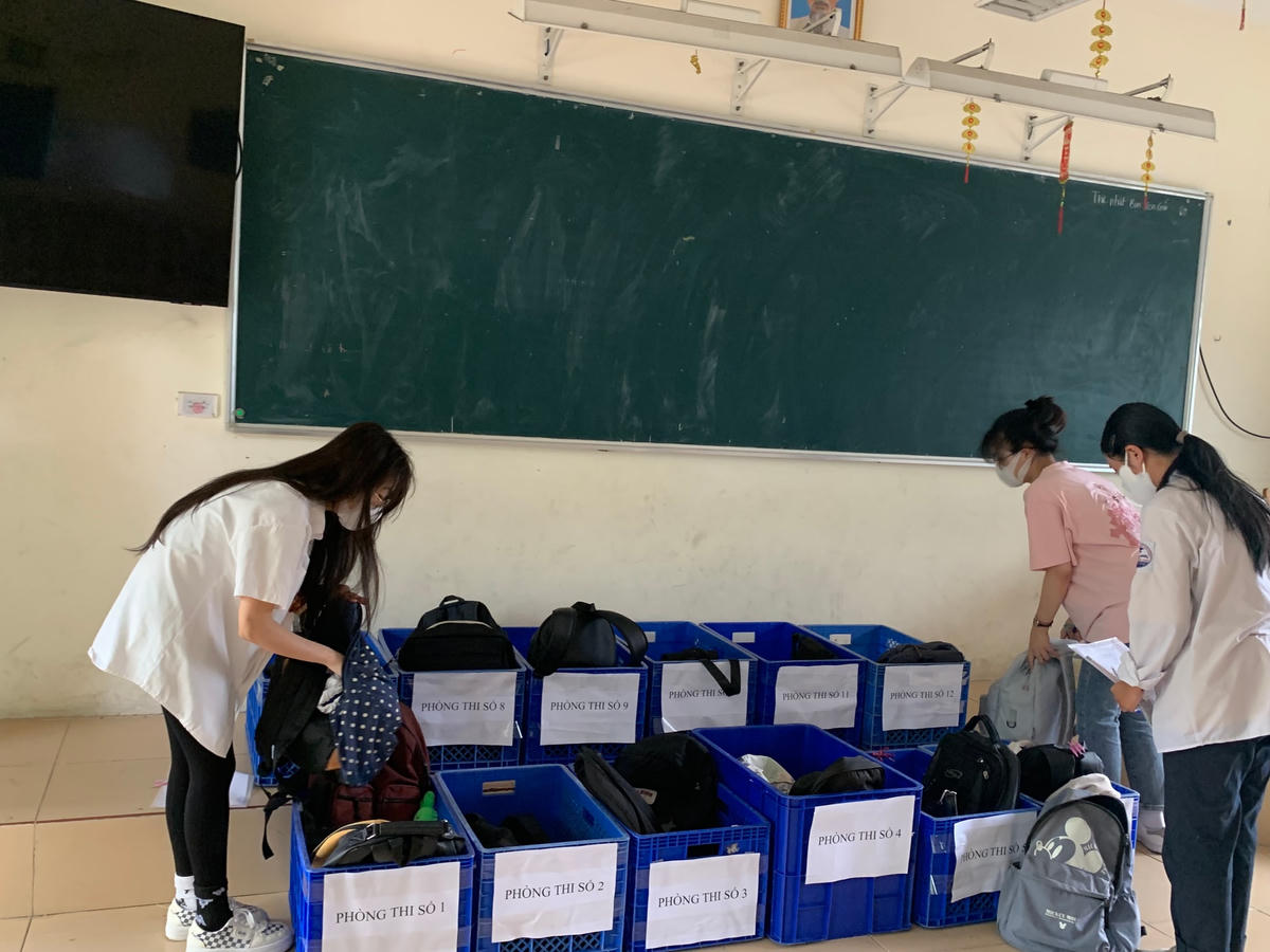 Thí sinh cất đồ trước khi vào phòng thi.