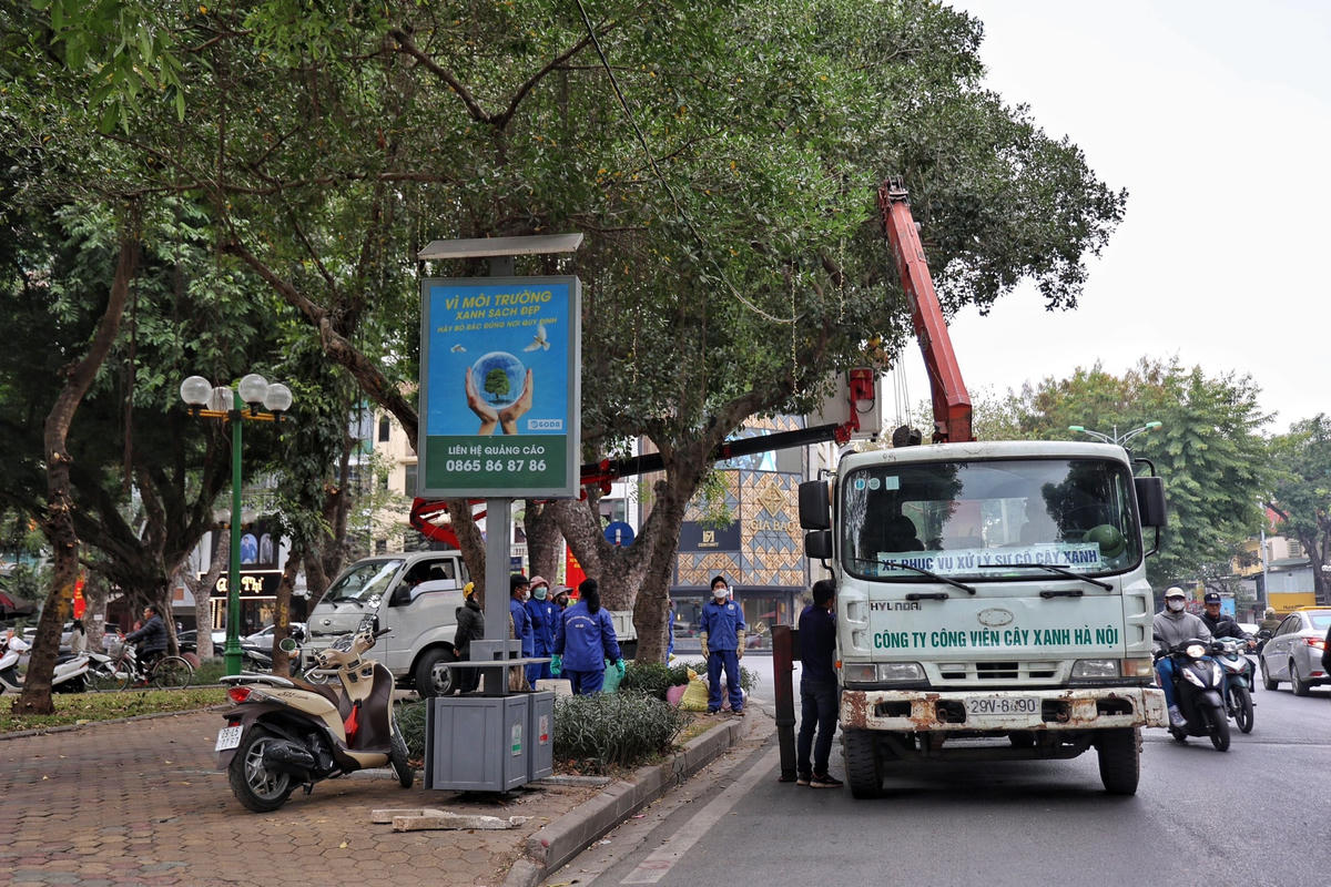 Theo ghi nhận của PV Báo Đại Đoàn Kết Online, hiện tại các công nhân đang tiến hàng cắt tỉa cây cối, trang trí đèn cho tuyến phố đi bộ Trần Nhân Tông.