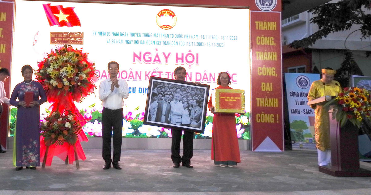 Bí thư Thành ủy  Đà Nẵng Nguyễn Văn Quảng tặng quà và hoa chúc mừng Ngày hội Đại đoàn kết toàn dân tộc năm 2023 tại KDC Đình Thọ. Ảnh: Thanh Tùng.