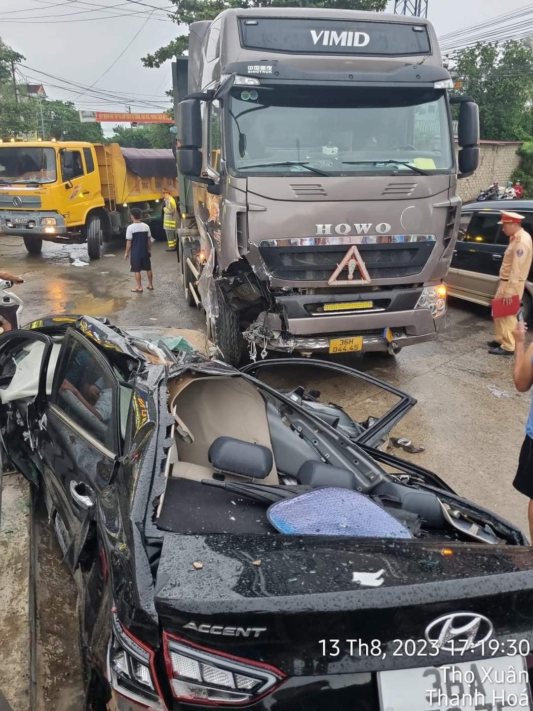 Hiện trường vụ tai nạn giao thông tại ngã 4 xã Xuân Lai.