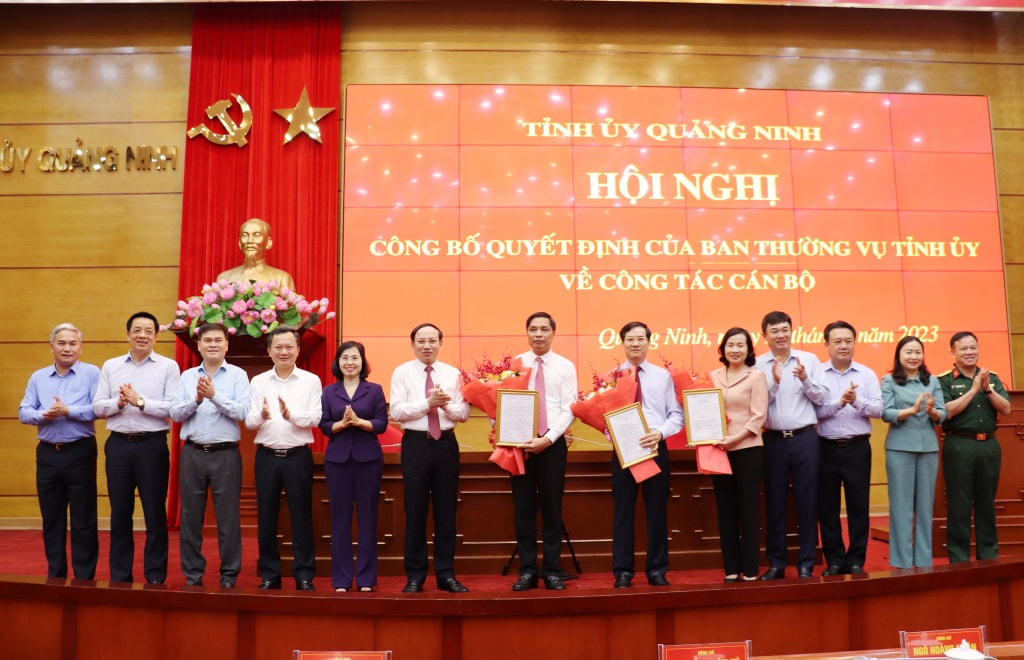 Ban Thường vụ Tỉnh ủy Quảng Ninh tặng hoa chúc mừng các cán bộ nhận nhiệm vụ mới. Ảnh: QMG