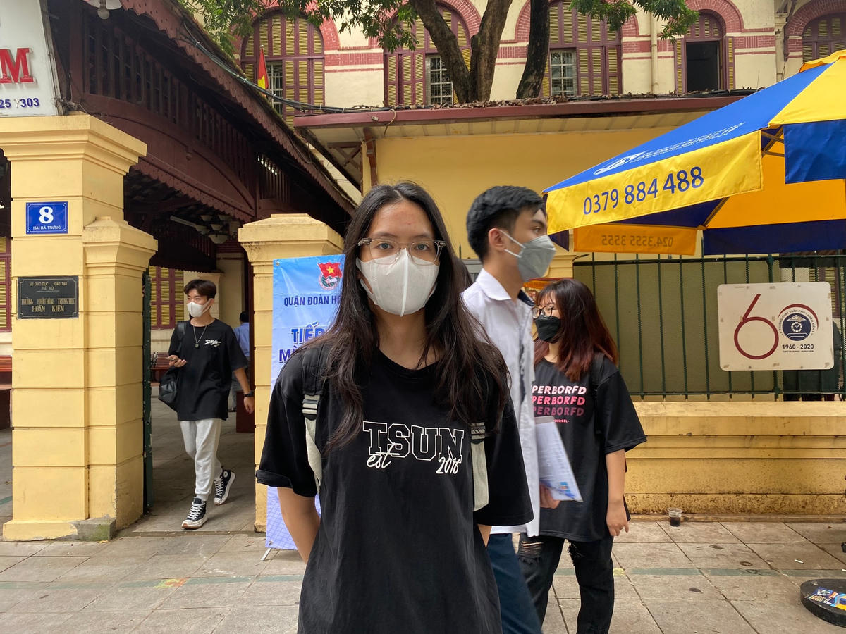 Em Nguyễn Mai Hương (Trường THPT Việt Đức) chia sẻ: “Em có một chút hào hứng xen lẫn sự lo lắng bởi em đã chuẩn bị sẵn sàng cho kỳ thi. Chỉ cần bình tĩnh và vận dụng tất cả các kiến thức mà mình tích luỹ được trong năm học vừa rồi để làm bài, em nghĩ kết quả sẽ ổn”.