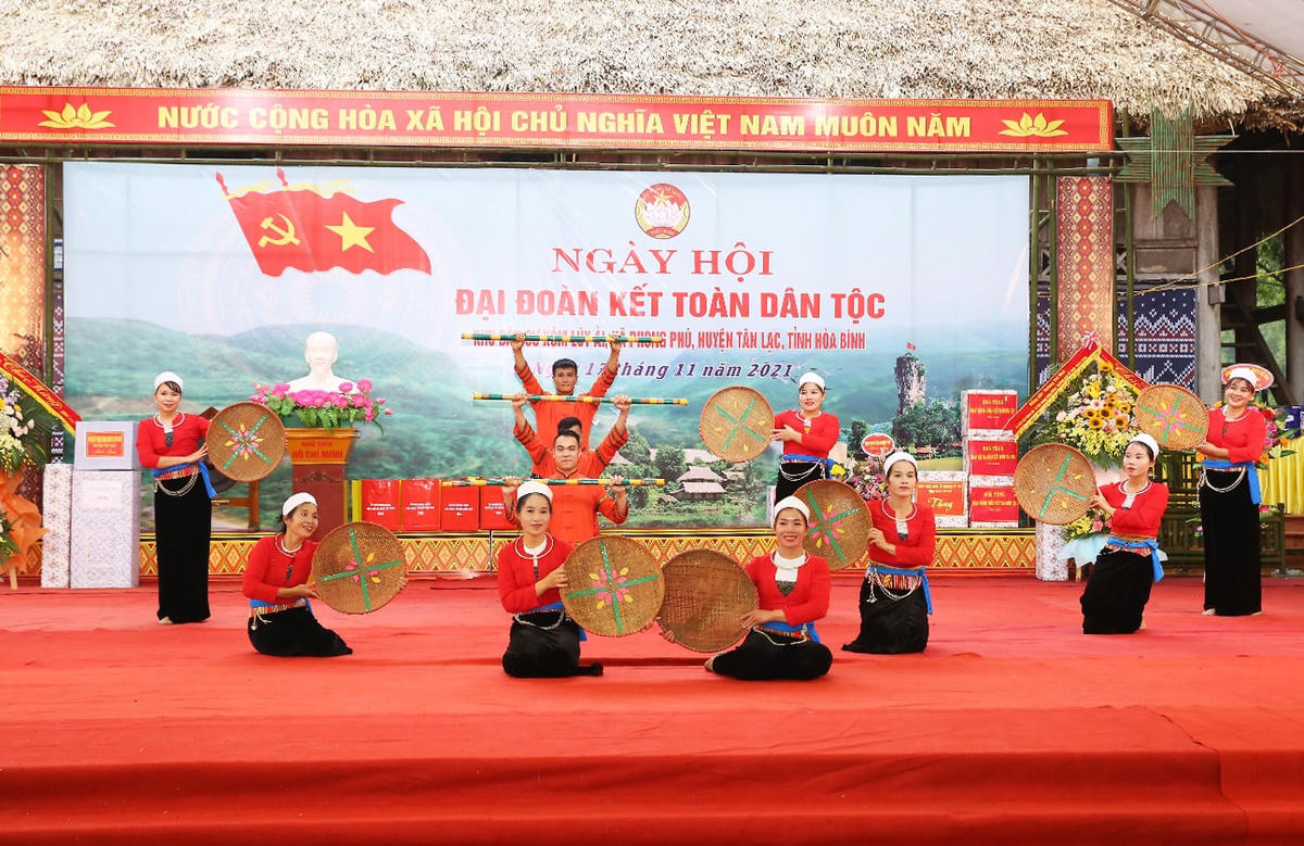 Ngày hội Đại đoàn kết toàn dân tộc tại xóm Lũy Ải (huyện Tân Lạc, tỉnh Hòa Bình).