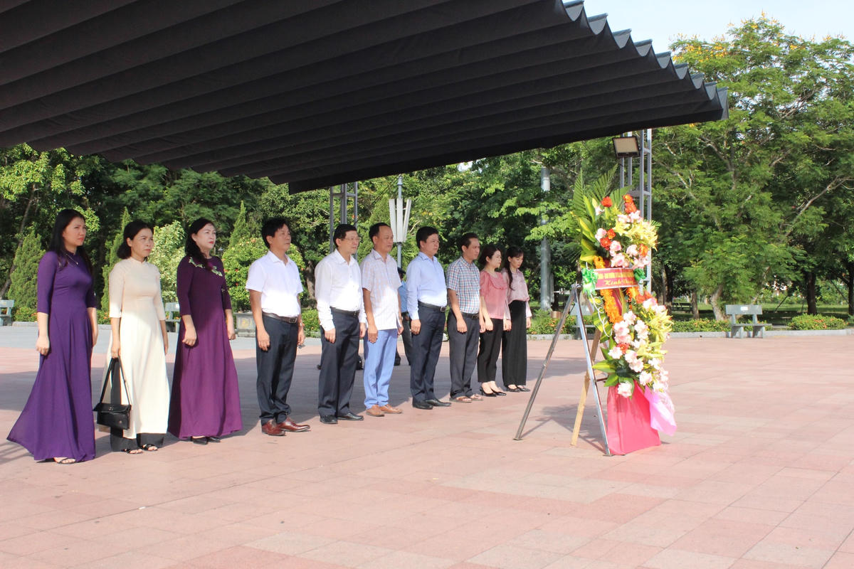 Đoàn dâng hương, dâng hoa tưởng nhớ các anh hùng liệt sĩ tại Đài tưởng niệm Trung tâm Di tích Quốc gia Thành cổ Quảng Trị.