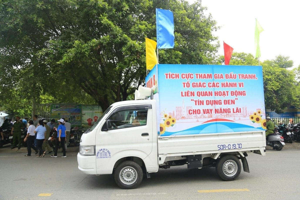 TP HCM đồng loạt ra quân bóc gỡ quảng cáo, tờ rơi 'tín dụng đen'