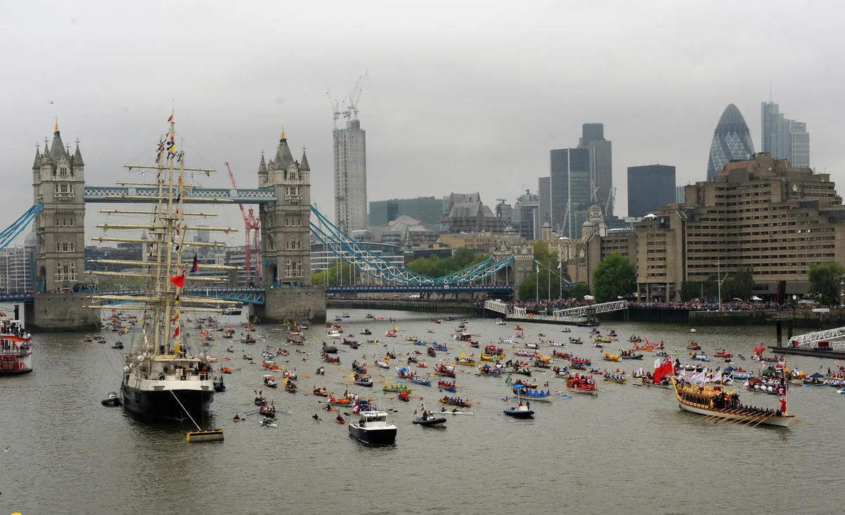 Gloriana, chiếc sà lan của Nữ hoàng treo dọc theo sông Thames. Ảnh: The Guardian.