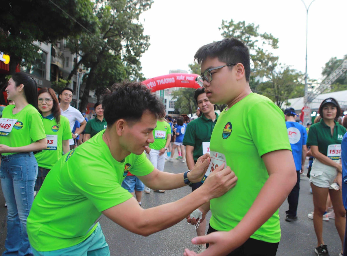 NSƯT Xuân Bắc dán số cho con trai Bi Béo. 