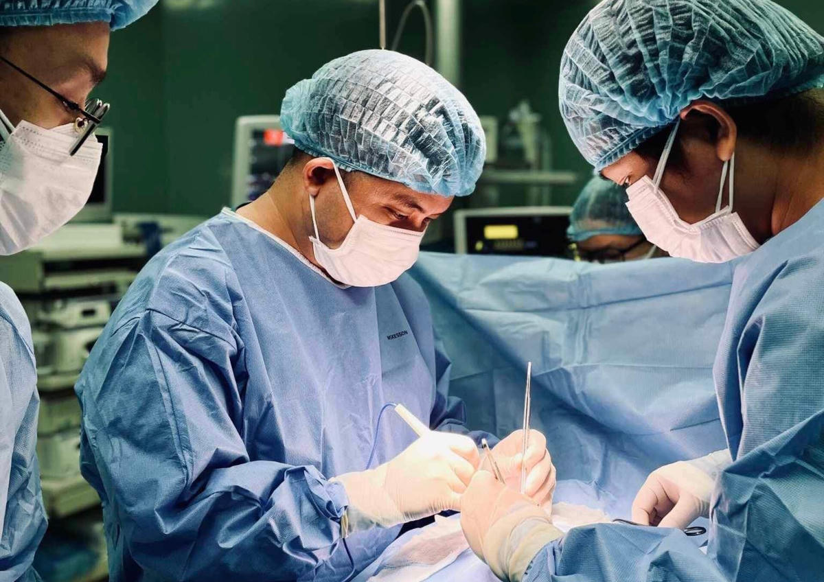 Bác sĩ đang phẫu thuật cho cháu bé 2 ngày tuổi.