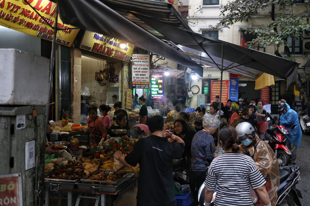 Hà Nội: Gà ngậm hoa hồng đắt khách tại 'chợ nhà giàu' ngày Rằm tháng Giêng