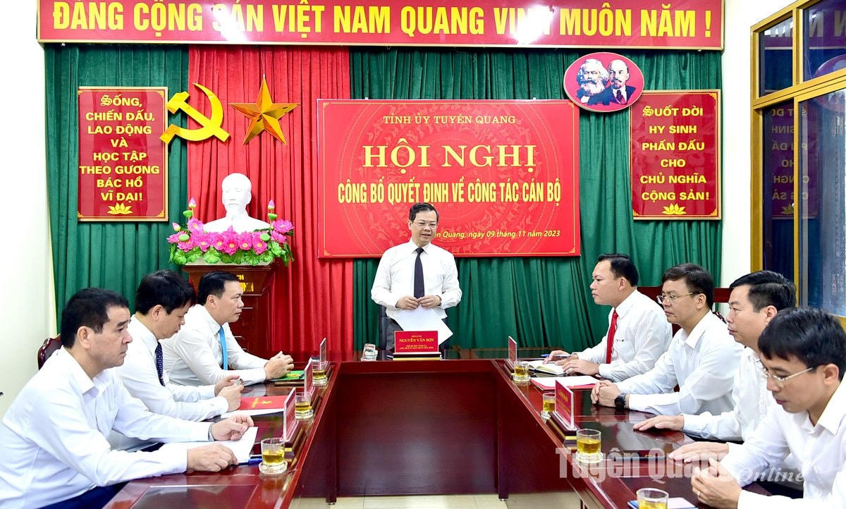 Chủ tịch UBND tỉnh Nguyễn Văn Sơn phát biểu chúc mừng và giao nhiệm vụ cho ông Trần Viết Cương.