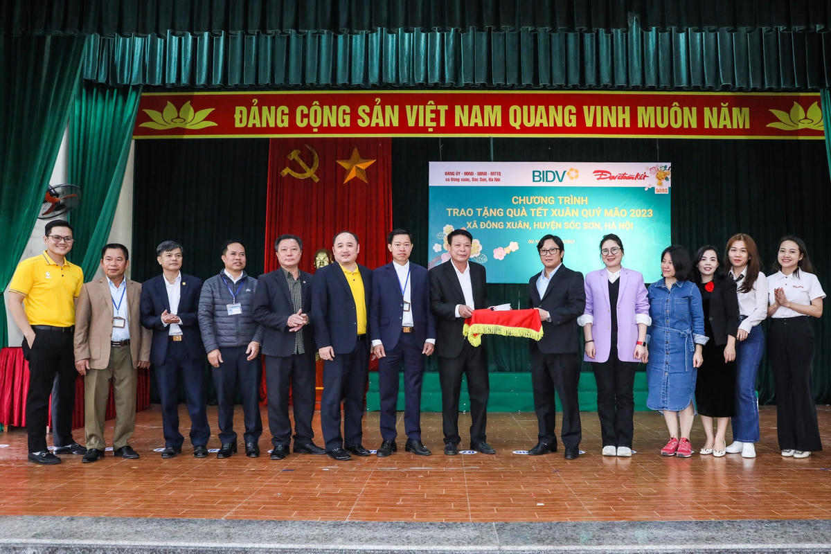 Lãnh đạo Báo Đại Đoàn Kết và đại diện Ngân hàng BIDV Chi nhánh Đại La trao quà cho gia đình chính sách, người có công xã Đông Xuân. Ảnh: Quang Vinh.