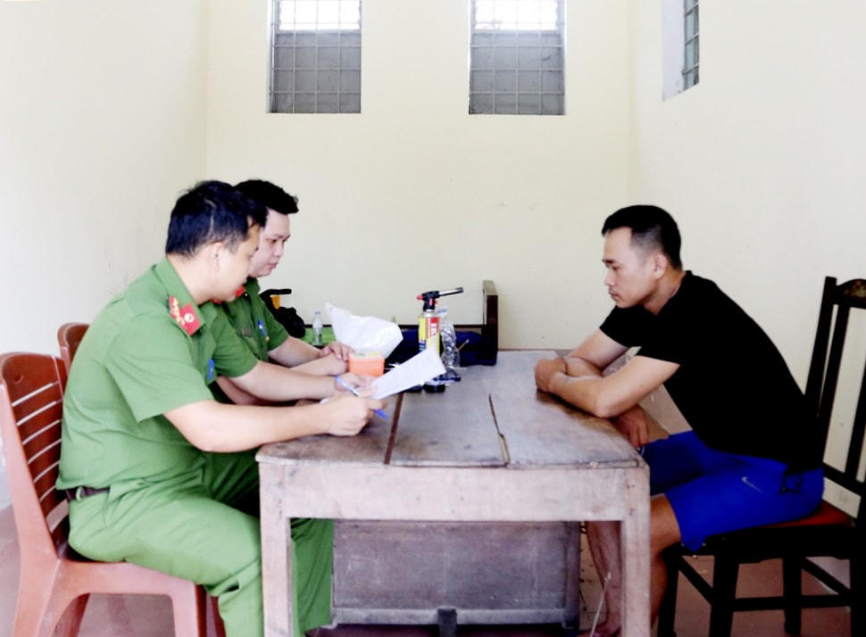 Đối tượng Nguyễn Tiến Hùng tại cơ quan công an. Ảnh: CAHT