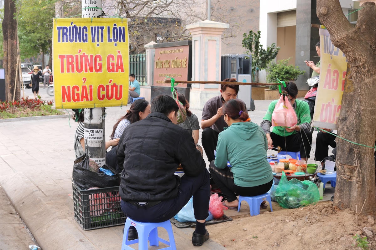 Lực lượng chức năng cũng đã tiến hành vào cuộc “dẹp loạn” vỉa hè tuy nhiên hiện tượng lấn chiếm vẫn tái diễn.