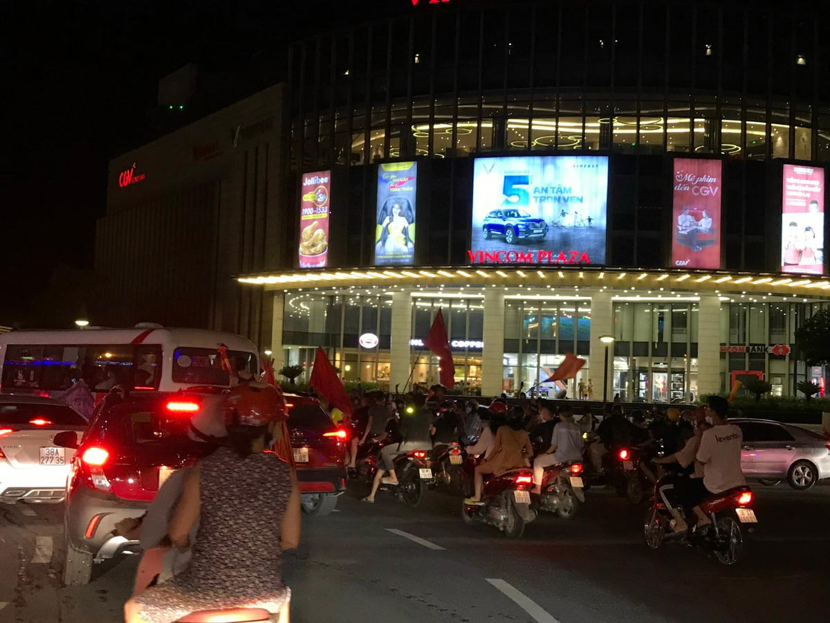 Khu vực vòng xuyến, trung tâm TP kín người, cờ đỏ sao vàng bay phấp phới, tiếng kèn, tiếng trống vang dậy khắp nơi. Lâu lắm rồi TP Hà Tĩnh mới vui như tối nay.