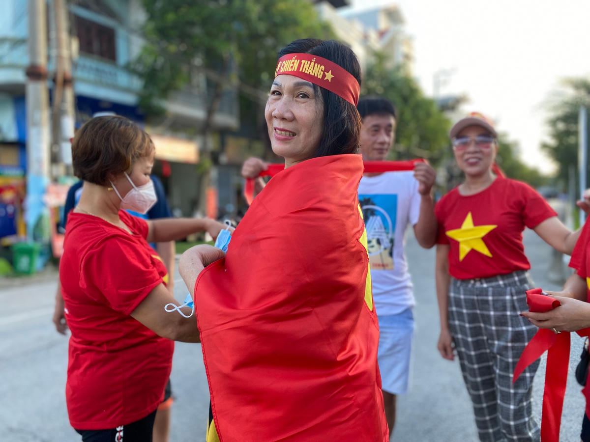 ... mang theo lá quốc kỳ để đi cổ vũ đội nhà.