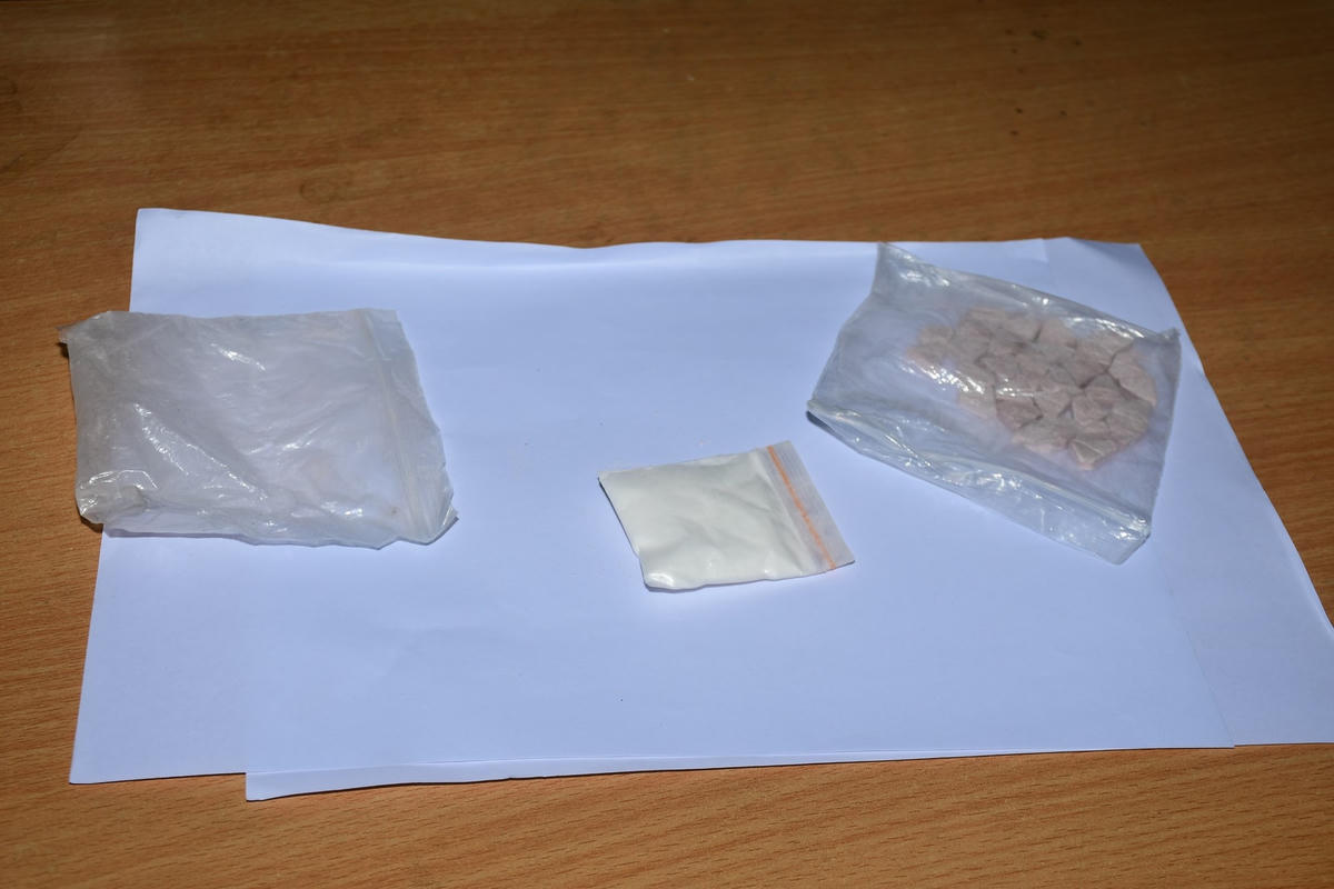 Lực lượng Công an phát hiện 29 viên nén màu hồng nhạt và 1 túi nilong chứa chất bột màu trắng nghi là ma túy.