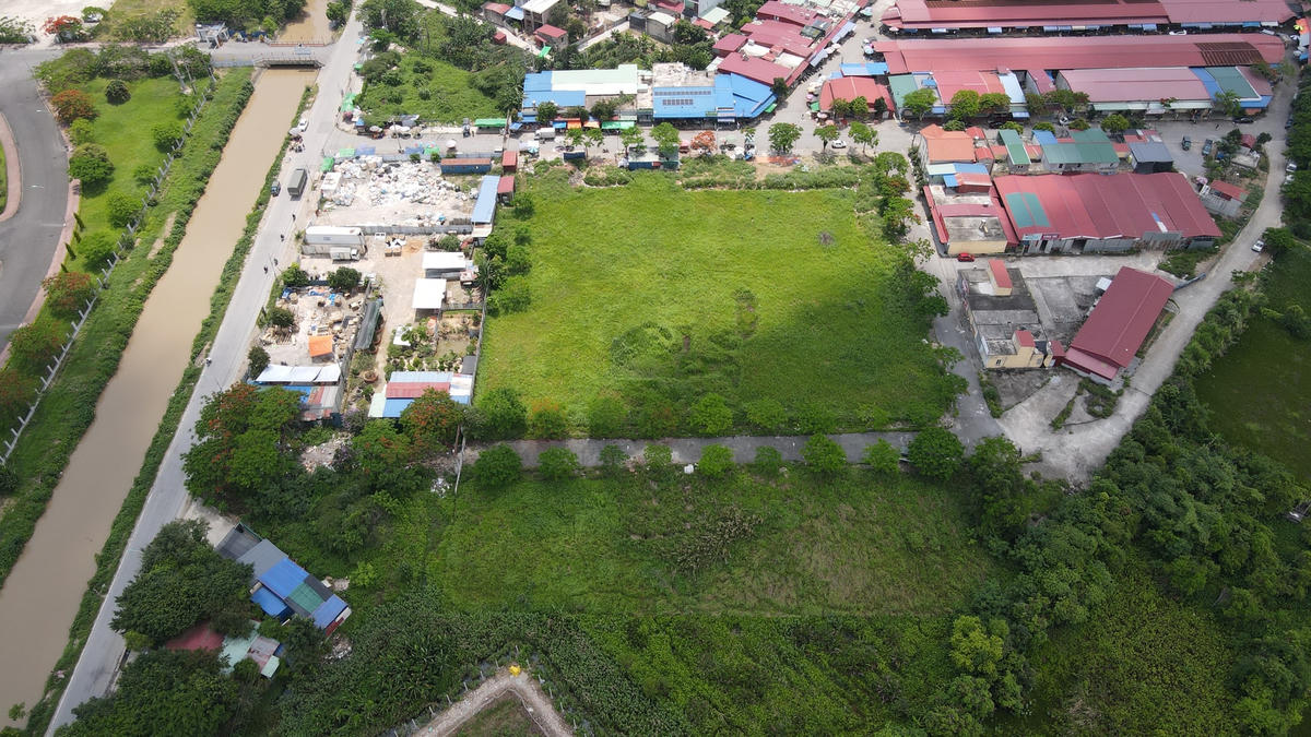 Khu đất nông nghiệp xen kẹt giữa cổng chợ An Đồng mới với đường tỉnh 220 thành đất tập kết phế liệu.