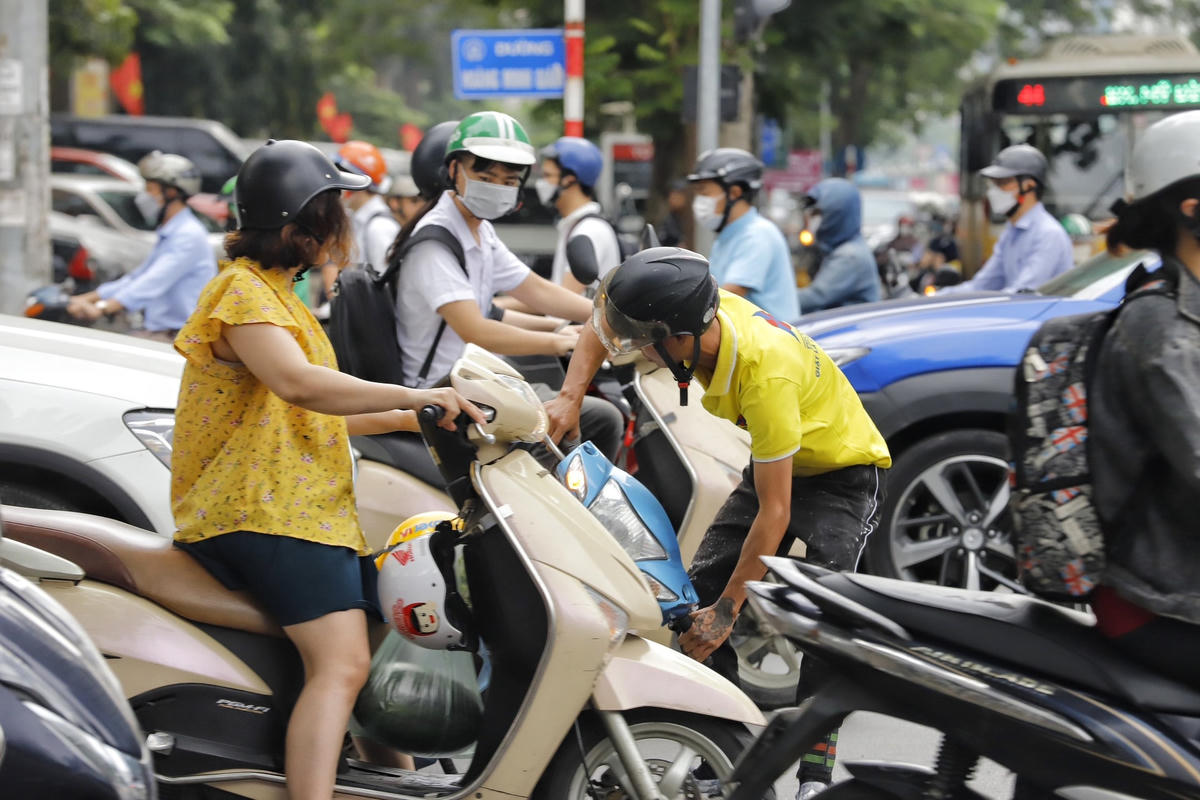 Thậm chí, một số xe đã va chạm nhau vì đường đông đúc.